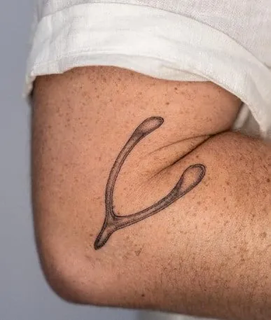 What Does a Wishbone Tattoo Mean, What does a broken wishbone mean, What's the meaning of wishbone, What does the wishbone mean in love, Why is Furcula called wishbone, Is a wishbone good luck, Why is breaking a wishbone good luck, What are the symbols of a wishbone, Wishbone tattoo placement, Wishbone tattoo with flowers,
