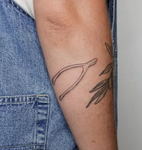 What Does a Wishbone Tattoo Mean, What does a broken wishbone mean, What's the meaning of wishbone, What does the wishbone mean in love, Why is Furcula called wishbone, Is a wishbone good luck, Why is breaking a wishbone good luck, What are the symbols of a wishbone, Wishbone tattoo placement, Wishbone tattoo with flowers,