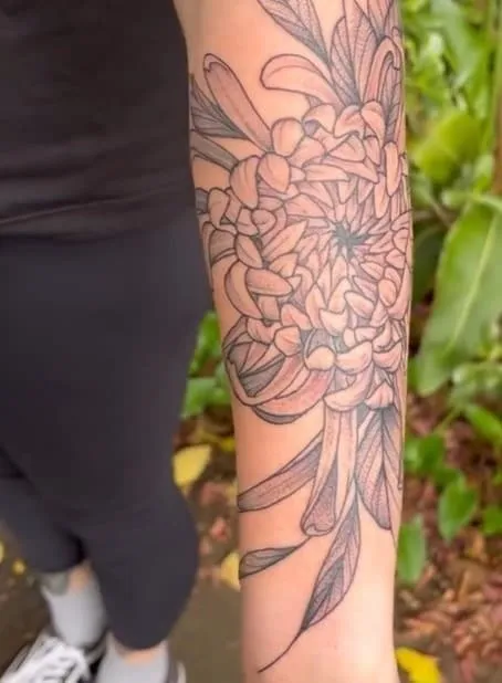 15 Most Beautiful Chrysanthemum Tattoo Designs, Chrysanthemum tattoo minimalist, Chrysanthemum Forearm Tattoo, Delicate Chrysanthemum Tattoo, Blooming Chrysanthemum tattoo, Chrysanthemum Flower Outline tattoo,