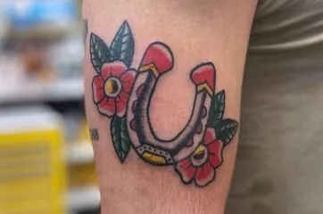 horseshoe tattoo design idea leg