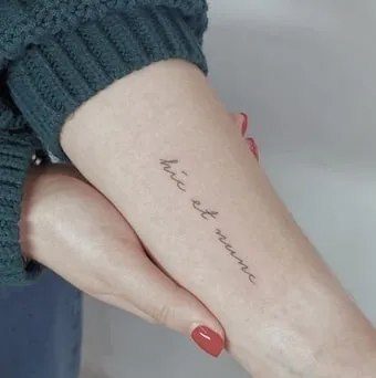 simple Hic Et Nunc Tattoo Design
