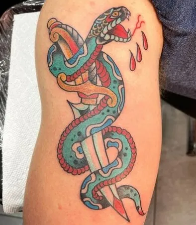 Knife with a Snake Tattoo Designs2 color knife with sake tattoo design